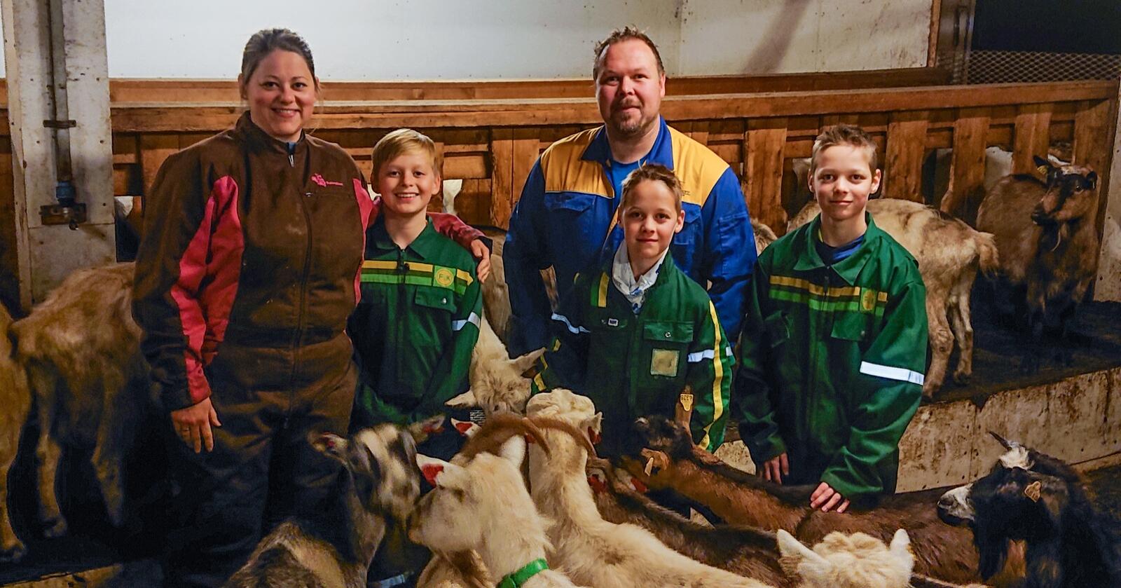Grete Storli og Marius Neverås har drevet med melkeproduksjon på geit siden de tok over gården i 2013. Her med sønnene Vegard, Daniel og Johannes. (Alle foto: Privat)