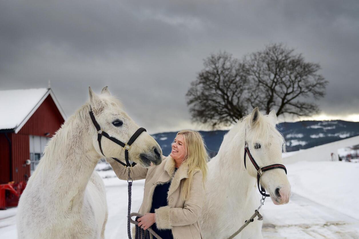 Vinterfoto: Live Svalastog Skinnes skriv gjerne om hardt arbeid på ein gard, men legg ikkje skjul på at det har sine svært hyggelege sider, som luftetur med hestane.