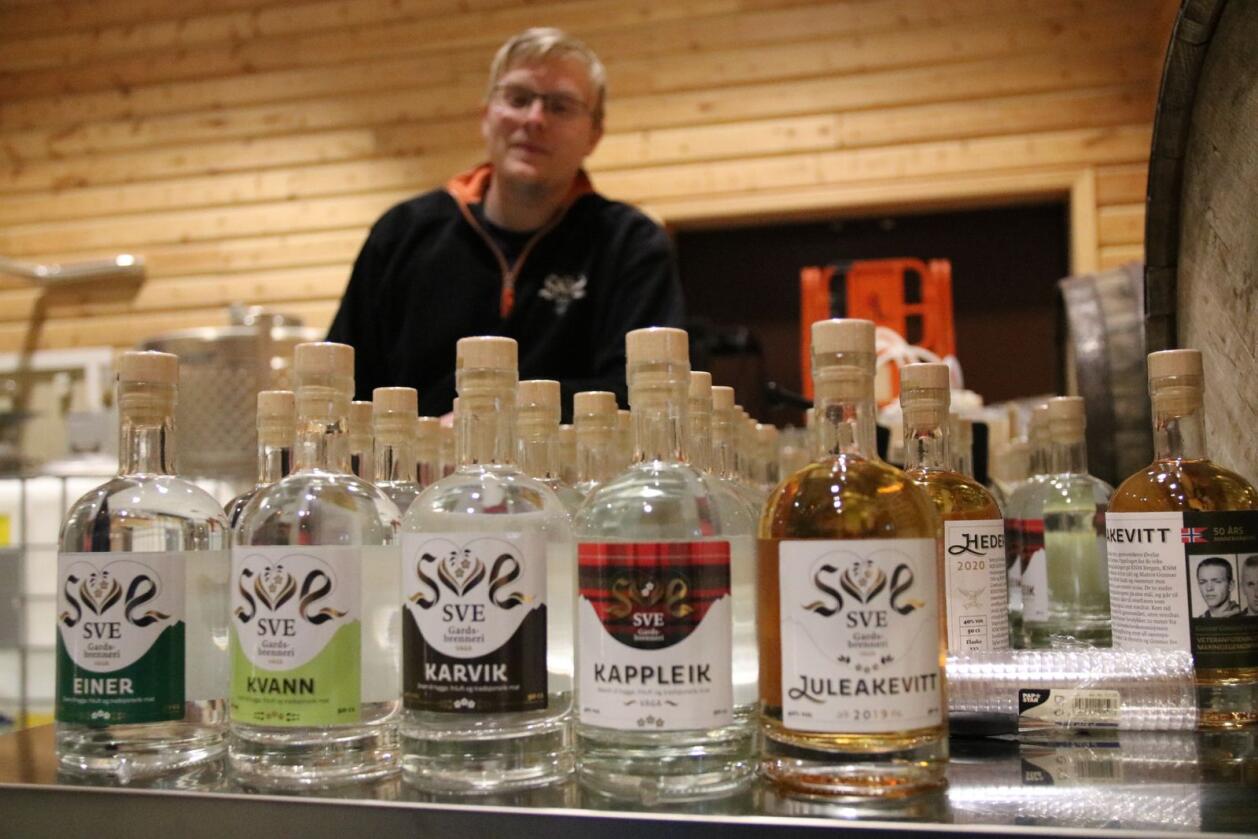 Sve Gardsbrenneri har fem produkter: Einer, Kvann, Karvik, Kappleik og Juleakevitt. I bakgrunnen står Erik. Foto: Knut Houge
