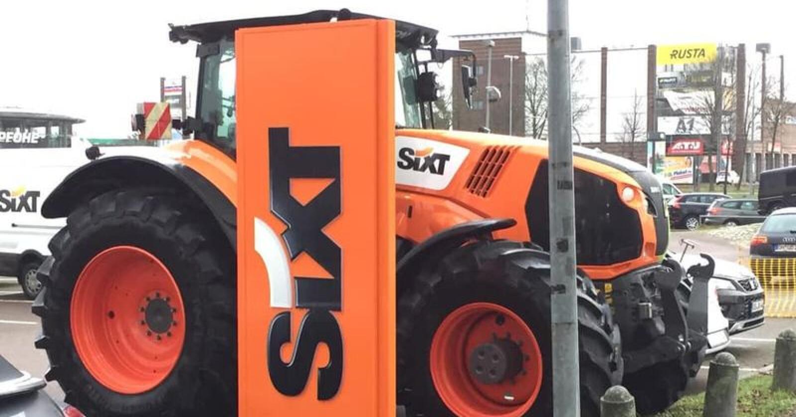 Utleietraktor: Traktoren har fått Sixt-profilering på den ene siden, og står parkert utenfor bilutleieselskapets avdeling i Lübeck. Skjermdump Facebook/Claas Bordesholm GmbH