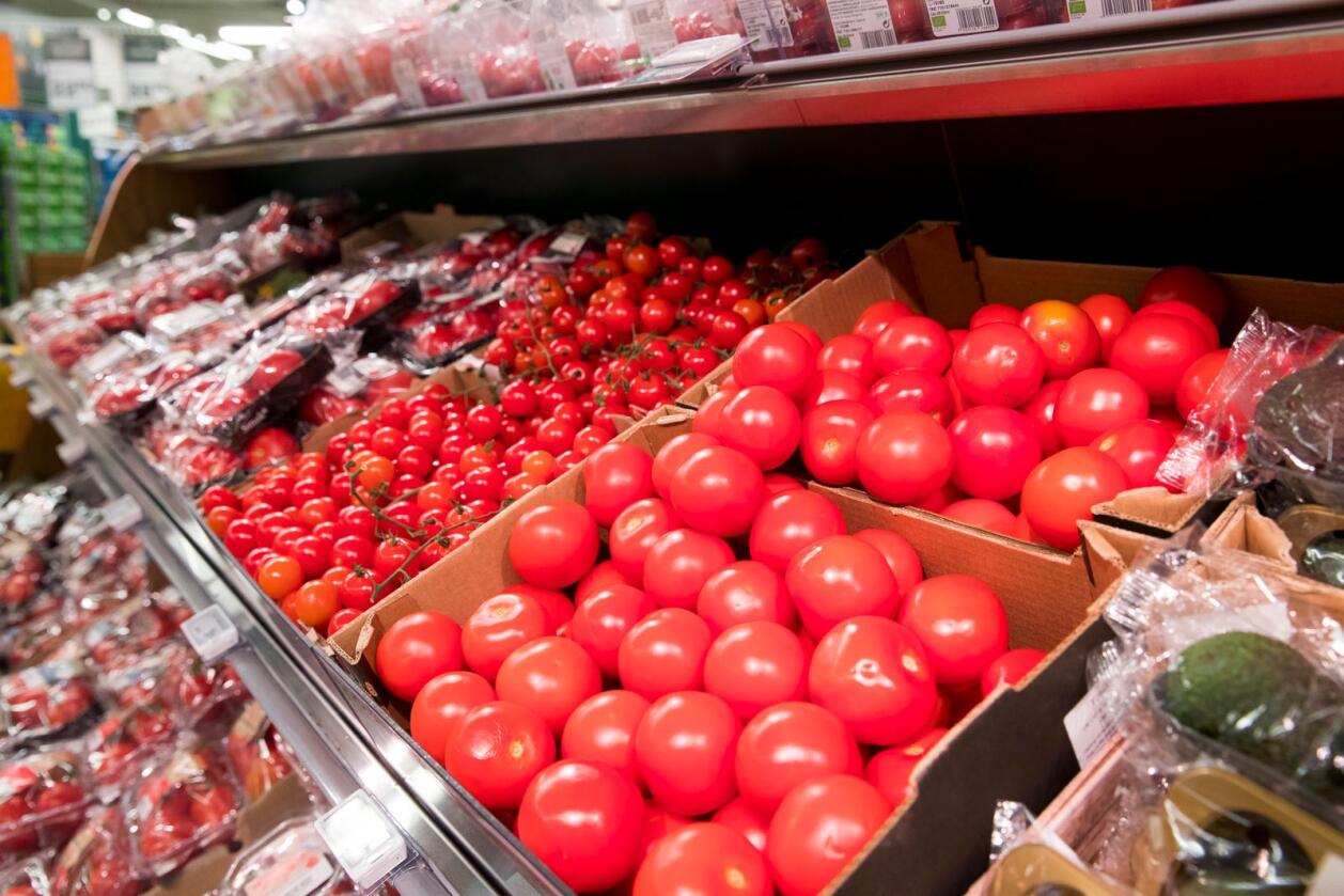 I Frankrike har man nå innført et forbud mot å selge frukt og grønt pakket inn i plast. Det samme ønsker ikke Coop Norge at skal skje i Norge. Foto: Terje Pedersen/NTB
