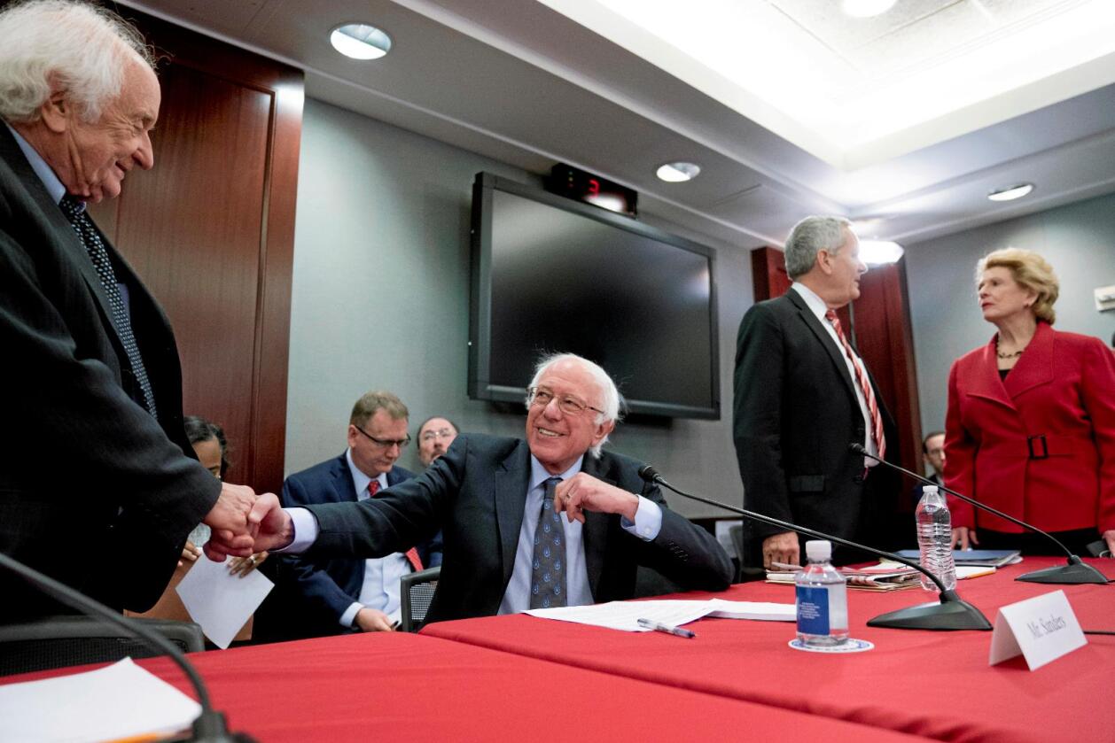 Den amerikanske senatoren Bernie Sanders (midten) mener frihandelsavtaler som Nafta lar amerikanske bedrifter bruke smutthull til å utnytte arbeiderklassen. Foto: Andrew Harnik / AP / NTB Scanpix