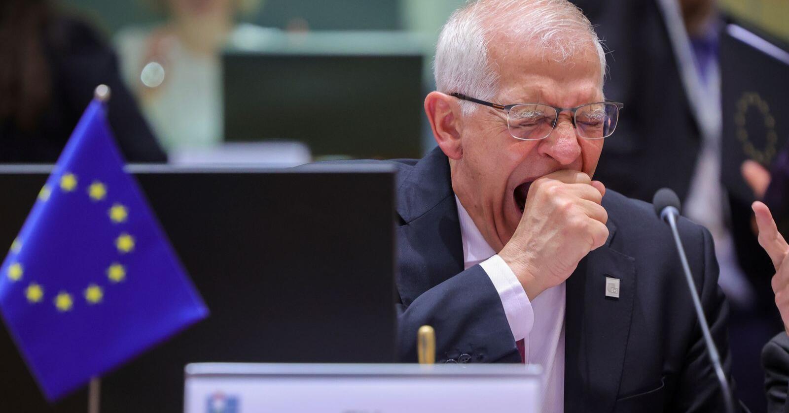 Trøtt: Utenrikssjefen i EU, Josep Borrell, gjesper på et møte i Brussel. Ungdom mener norsk EU-medlemskap er lite interessant. Foto: Olivier Matthys/AP Photo/NTB