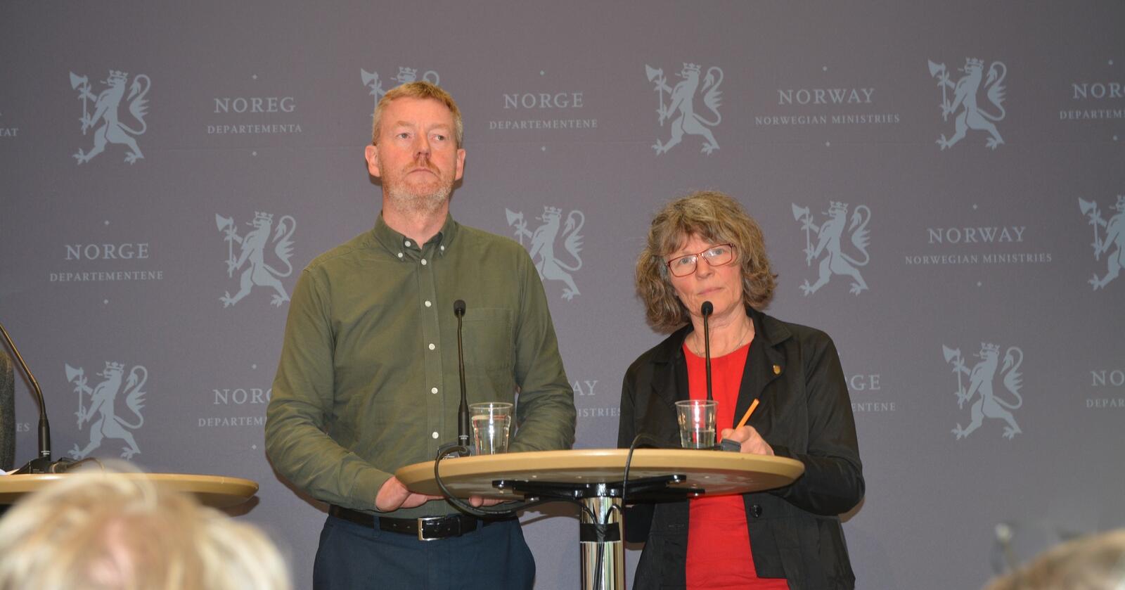 Bjørn Gimming og Kjersti Hoff, ledere i henholdsvis Norges Bondelag og Norsk Bonde og Småbrukarlag, går i forhandlinger med staten. (Foto: Anders Sandbu)