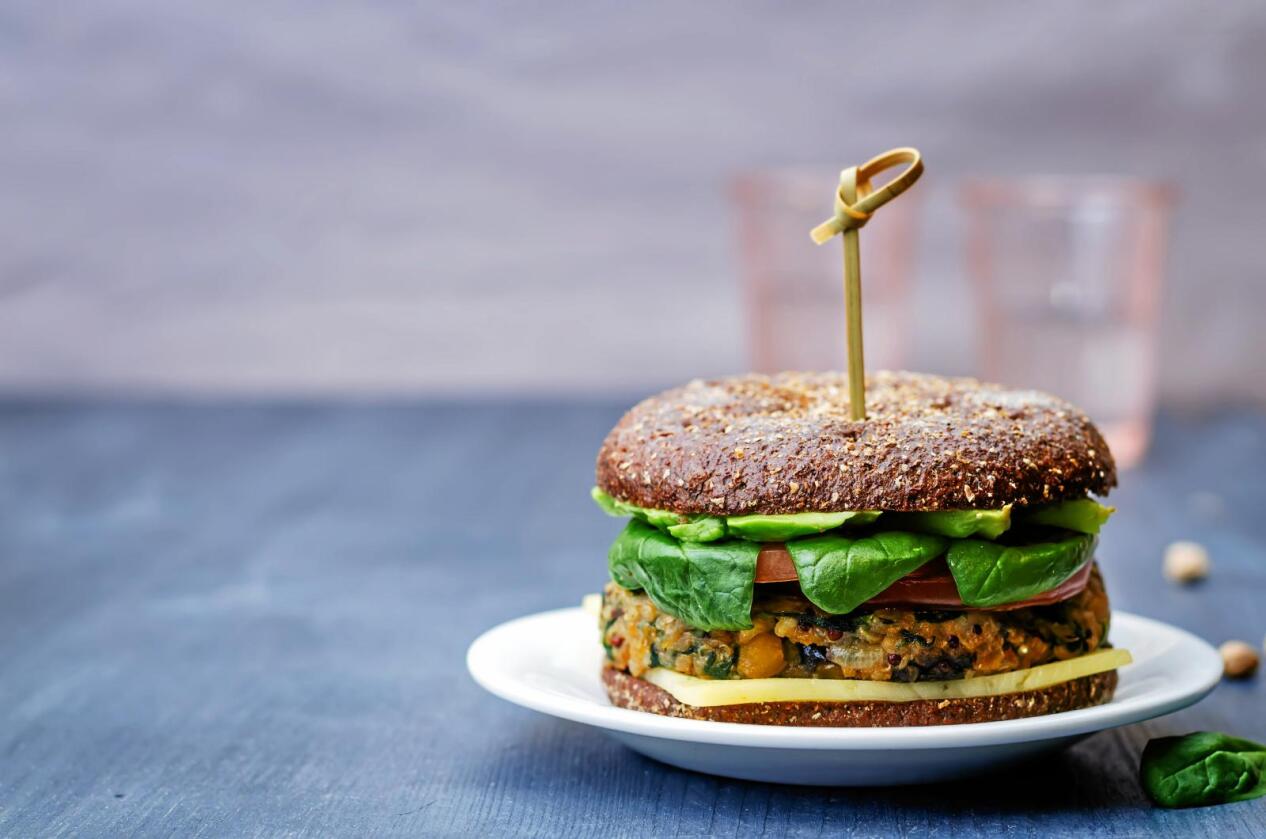 Burger: Daglegvarekjedene melder om vekst i salet av vegetariske og veganske kjøtterstatningar. Foto: Colourbox