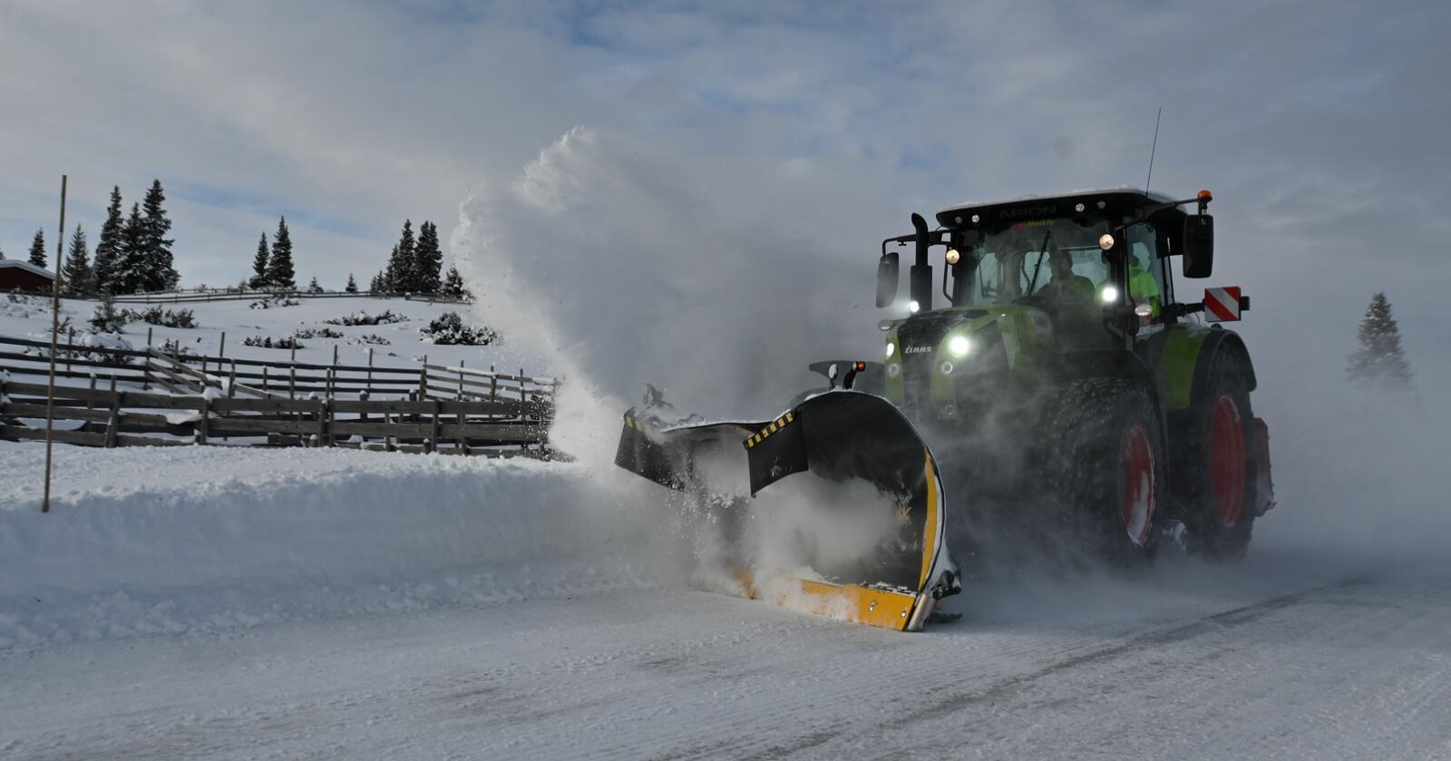 Prøvekjøring: Traktorene fra Lena Maskin og Eiksentert Furnes, fikk vist seg fram skikkelig i vinterfjellet.