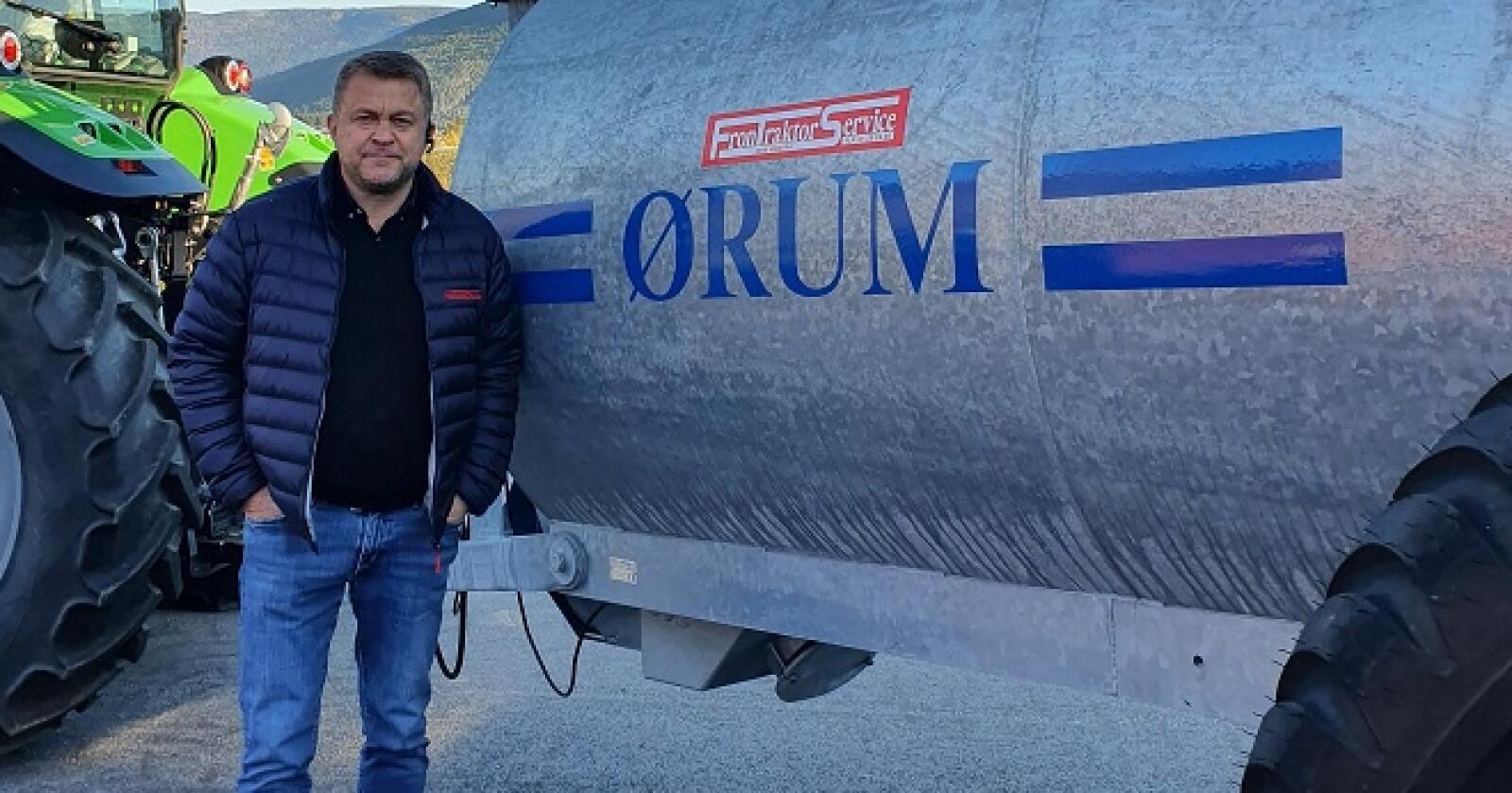 ØRUM: Jon Torgersen og Fron Traktor Service har overtatt importen av gjødselutstyr fra danske Ørum Smeden, som de allerede har solgt i 15 år. Foto: Privat
