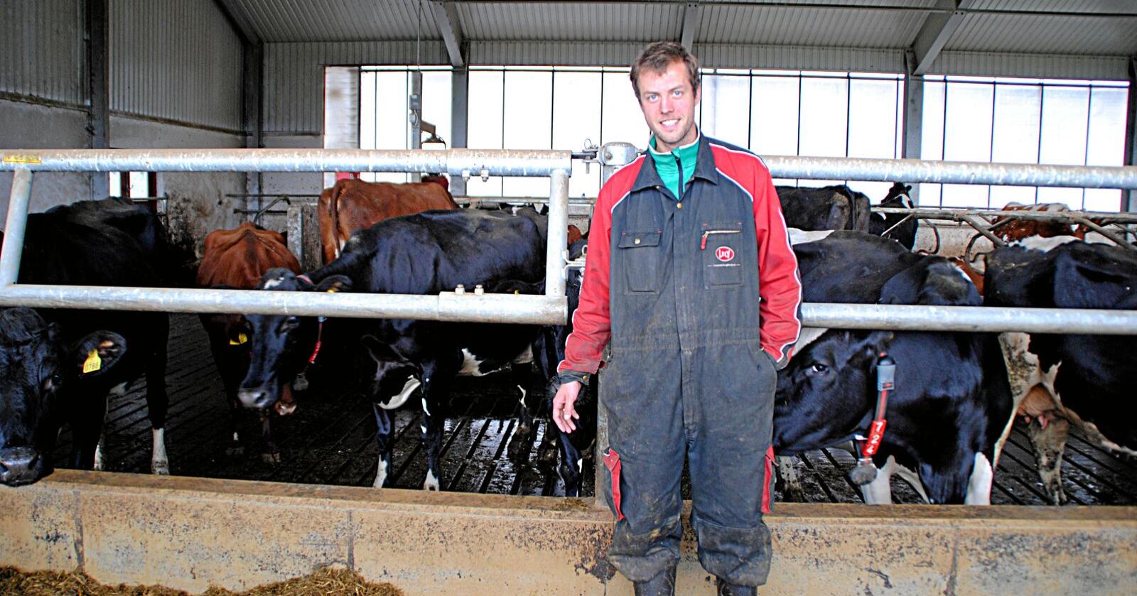 Knut Johan Singstad i Kyrksæterøra forteller om fordeler og ulemper ved å drive et større melkebruk. Foto: Lars Bilit Hagen