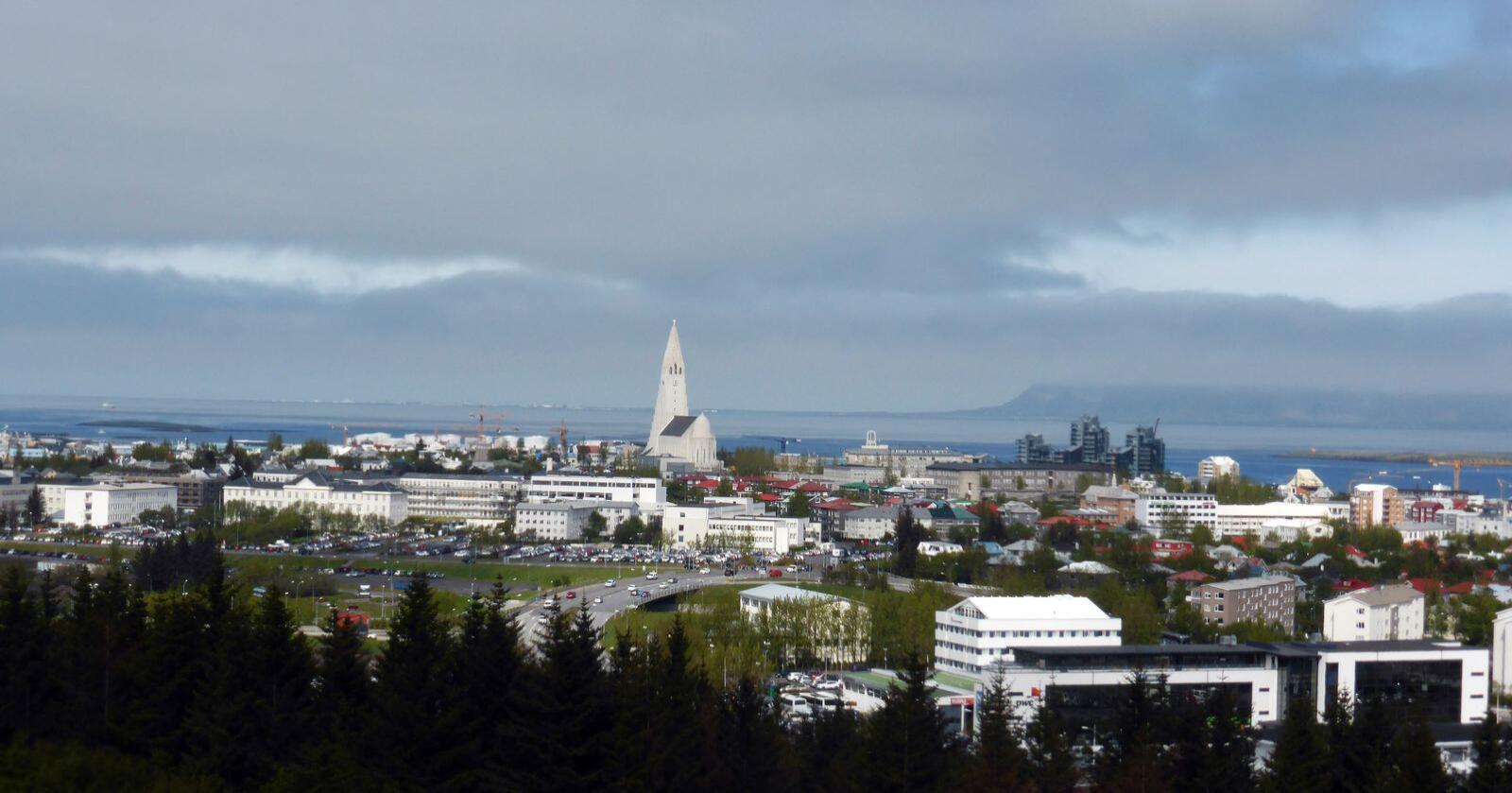 Oversiktsbilde over Reykjavik mot havnen og Hallgrímskirkja. Det har oppstått en heftig krangel om valgresultatet i en islandsk valgkrets. Foto: Berit Keilen / NTB