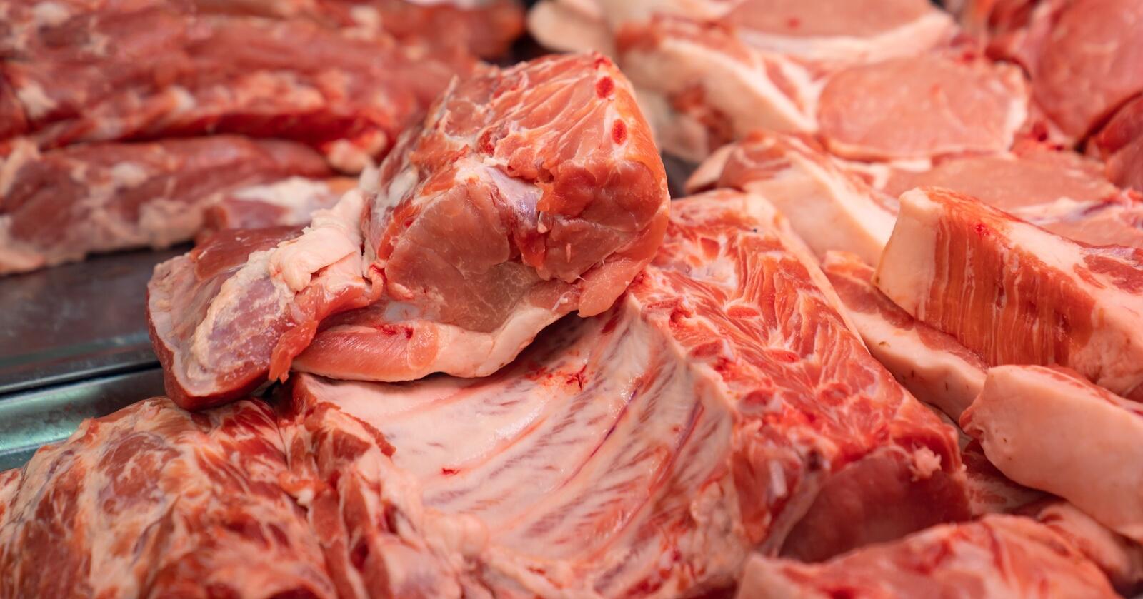 IMPORTERER: På grunn av underskudd av svinekjøtt i Norge, har det vært mer utenlandsk kjøtt å finne i butikkene. (Foto: Andrey Sayfutdinov, Mostphotos)