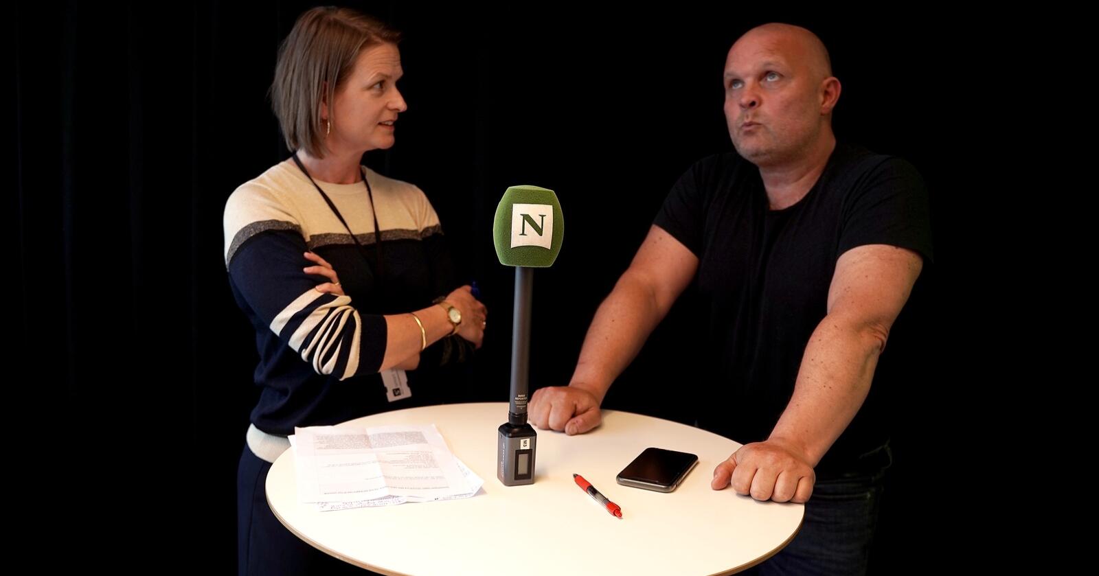 Politisk redaktør Anne Ekornholmen og kommentator Hans Bårdsgård diskuterer jordbruksoppgjøret. Foto: Ingjerd Sørlie Yri