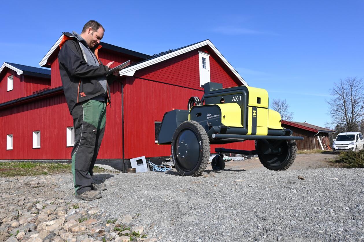 Robot: Nils Olve Gillund har en norskutviklet Kilter ugrasrobot. Han mener norske myndigheter må støtte både utviklere og oppkjøperer av ny teknologi. (Foto: Marit Glærum)