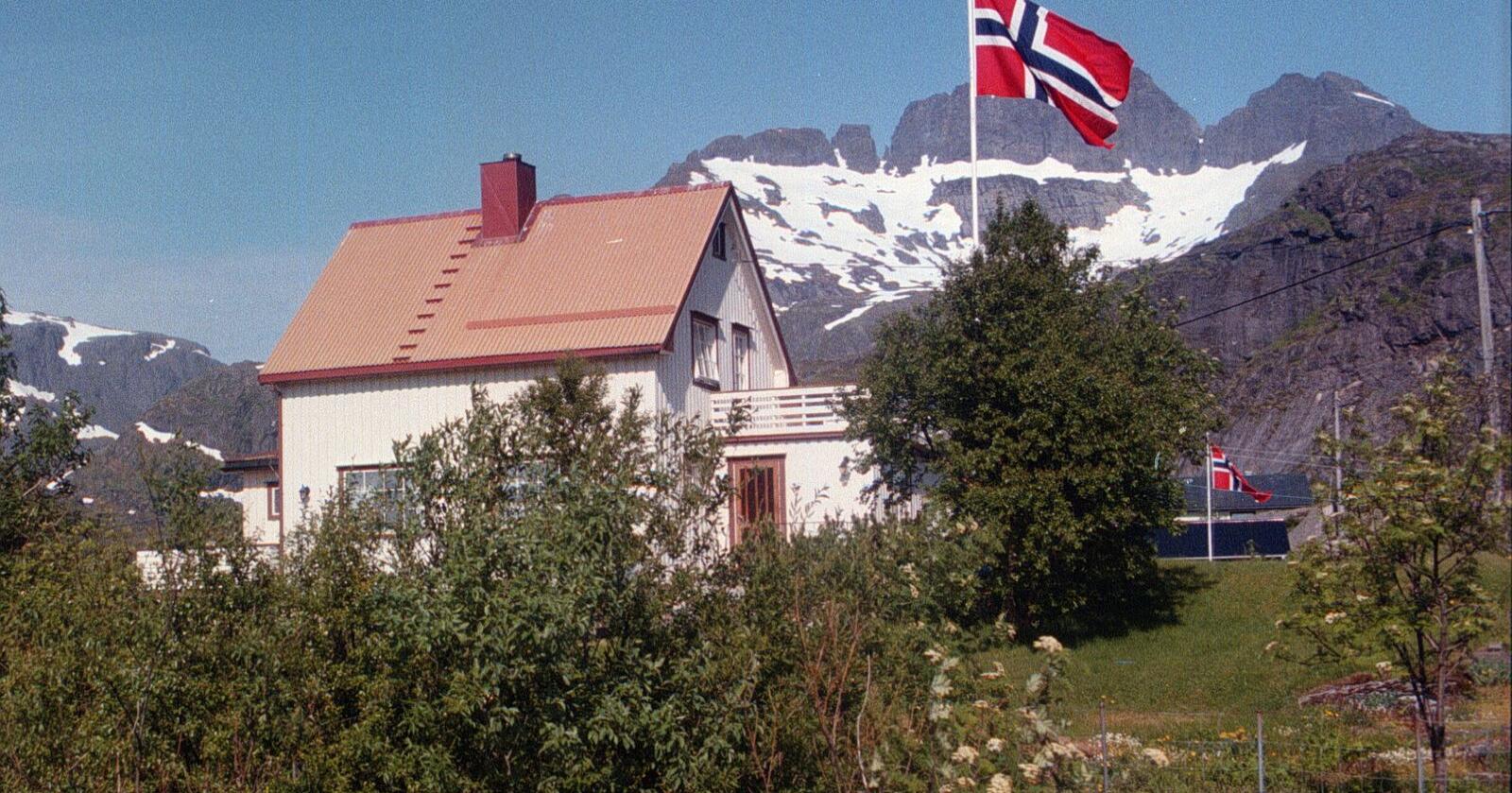 Skal man først bo på bygda, er de usjenerte, store tomtene attraktive. Det må kommunene få lov til å tilby. Her fra Reine i Lofoten. Foto: Gorm Kallestad / NTB  (FRB)  