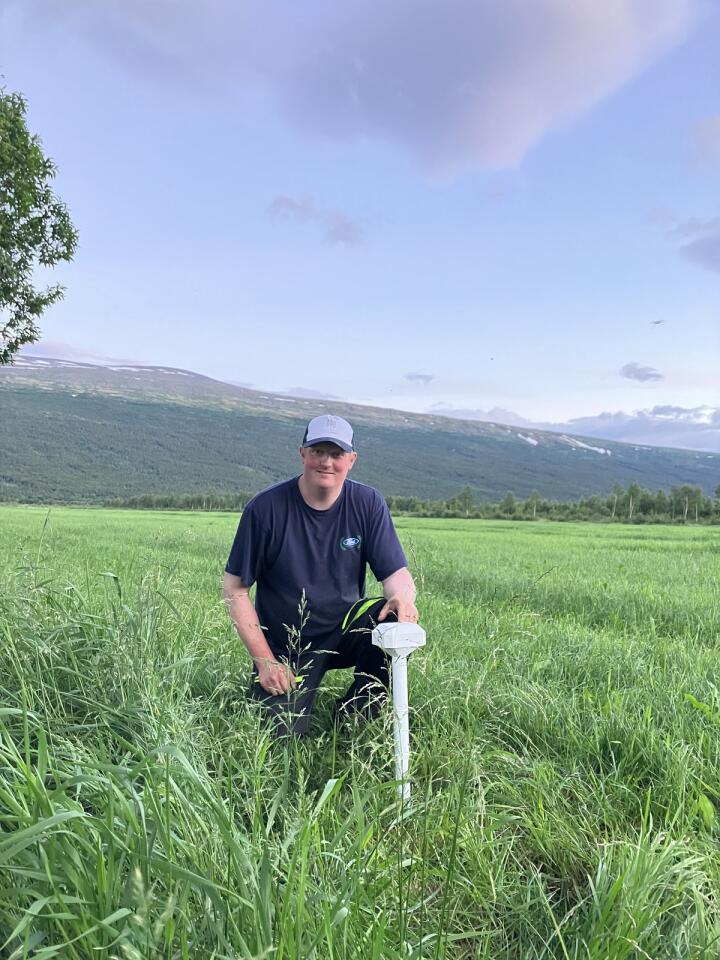 KLIMAFLYKTNING: Arne Manger har kjøpt to sensorer fra norske EasyGrowth for å lære seg hvordan temperatur og fuktighet i bakken endrer seg på gården i Lesja. Foto: Privat