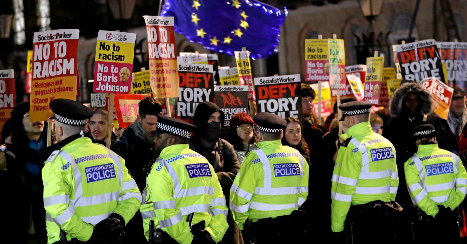 12. desember vant statsminister Boris Johnson et solid flertall. Allerede 13. desember var de første britene ute i gatene for å demonstrere mot ham. Foto: Kirsty Wigglesworth / AP / NTB Scanpix