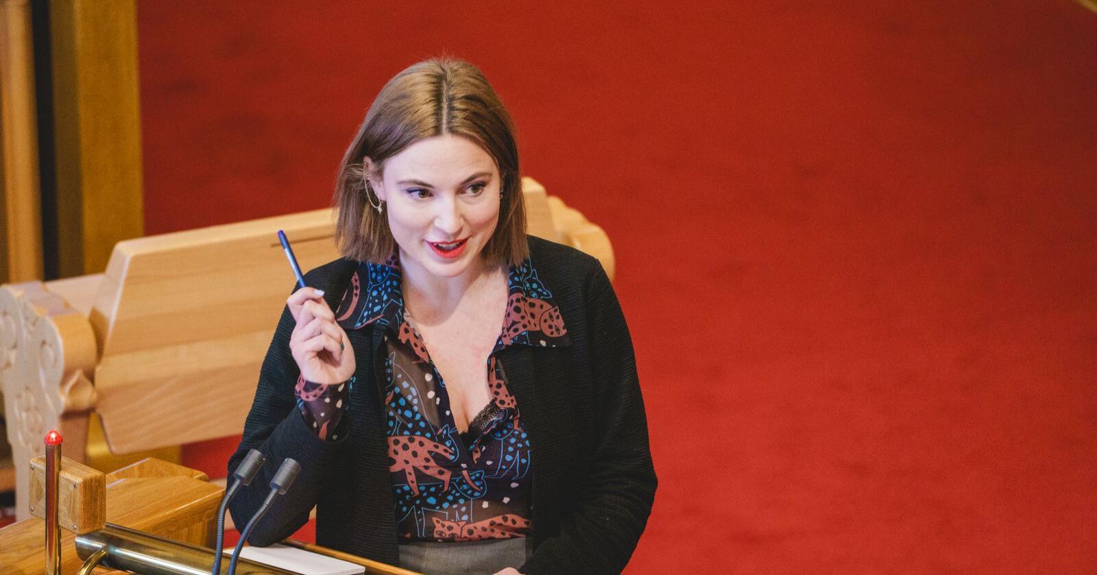 Sofie Marhaug var en av mange representanter fra Rødt under Stortingets spørretime onsdag. Foto: Stian Lysberg Solum / NTB