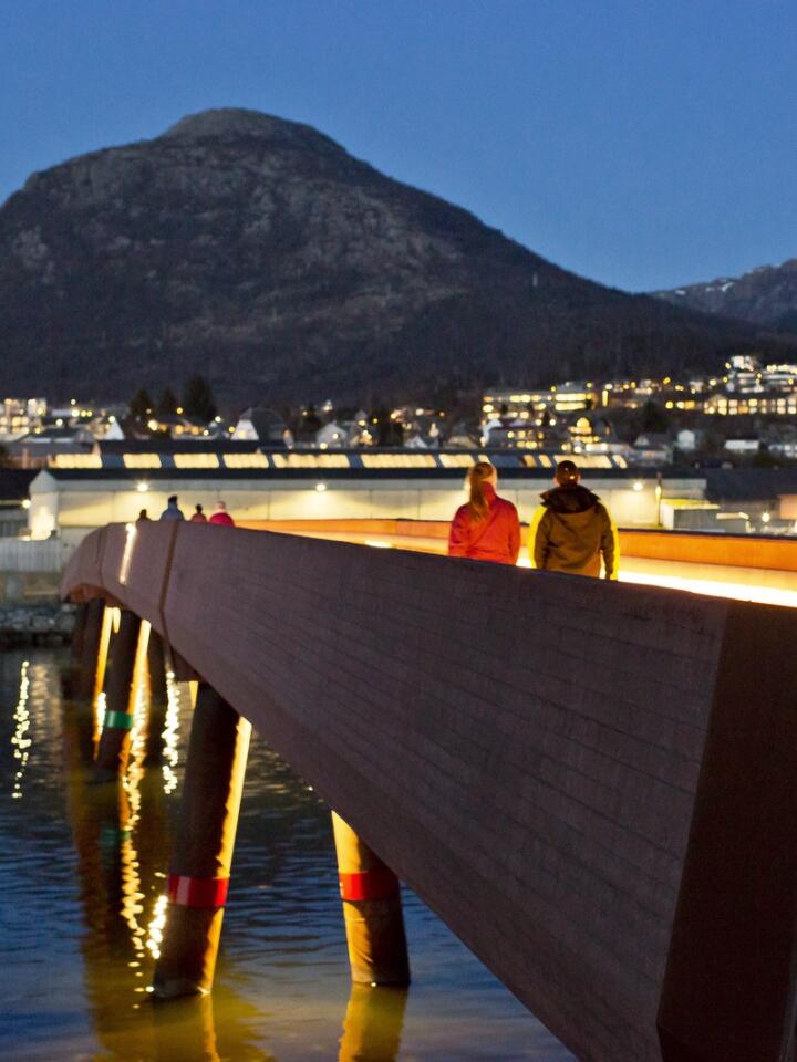 Populært turområde. Lyset på broen leder veien over til Jørpelandsholmen uten å forstyrre nattehimmelen når lyset er konsentrert nedover både på broen og under. Foto: Solfrid Sande
