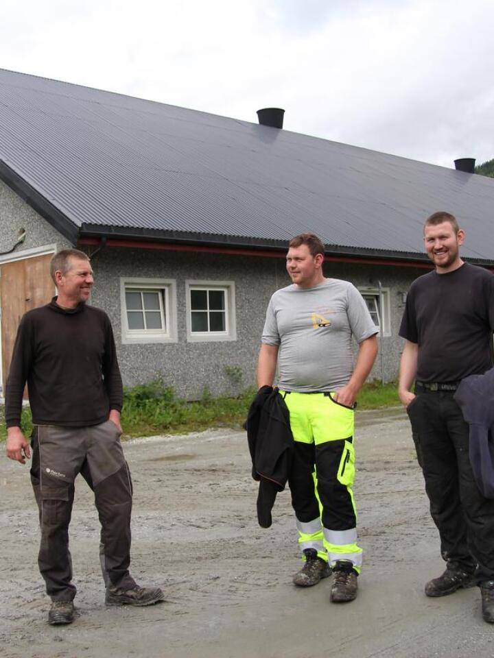 FAMILIEBEDRIFT: Ole Draugsvoll (f.v.) driver med melke- og kjøttproduksjon på Voss, sammen med sønnene Jon-Ola og Aslak, pluss kona Irene. 
