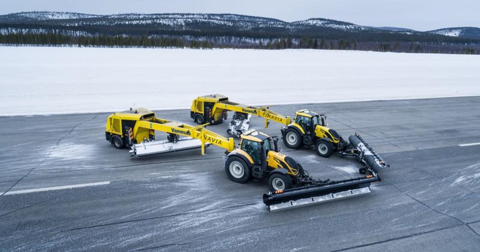 To førerløse Valtra T254 Versu har gjennom vinteren 2018/19 blitt testa i snørydding på flyplassen Ivalo i Finland. (Foto: produsenten)