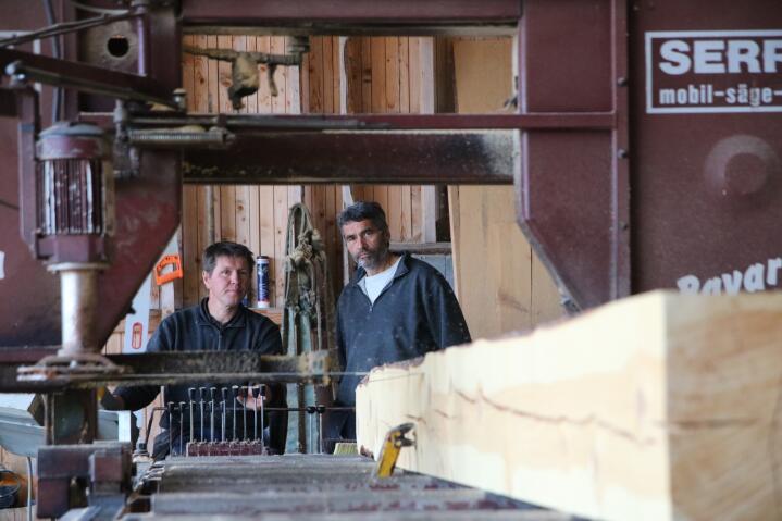 SPESIALLAST: - Her kan vi skjære tømmerstokker som er opptil 12 meter lange og har en diameter på 80 centimeter, forteller Jon Brun i Fjell-Laft Uvdal AS. Her styrer hans kollega Eirik Solheim (til venstre) saga. 