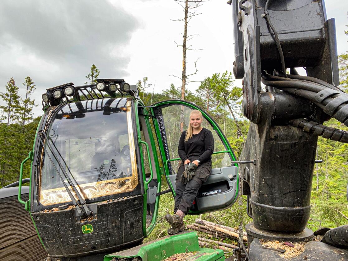 Tora Aurstad er skogsmaskinoperatør og tar bachelor i skogfag. I perioder har hun lurt på om skogbruksnæringen var for tøff for henne. Foto: Privat