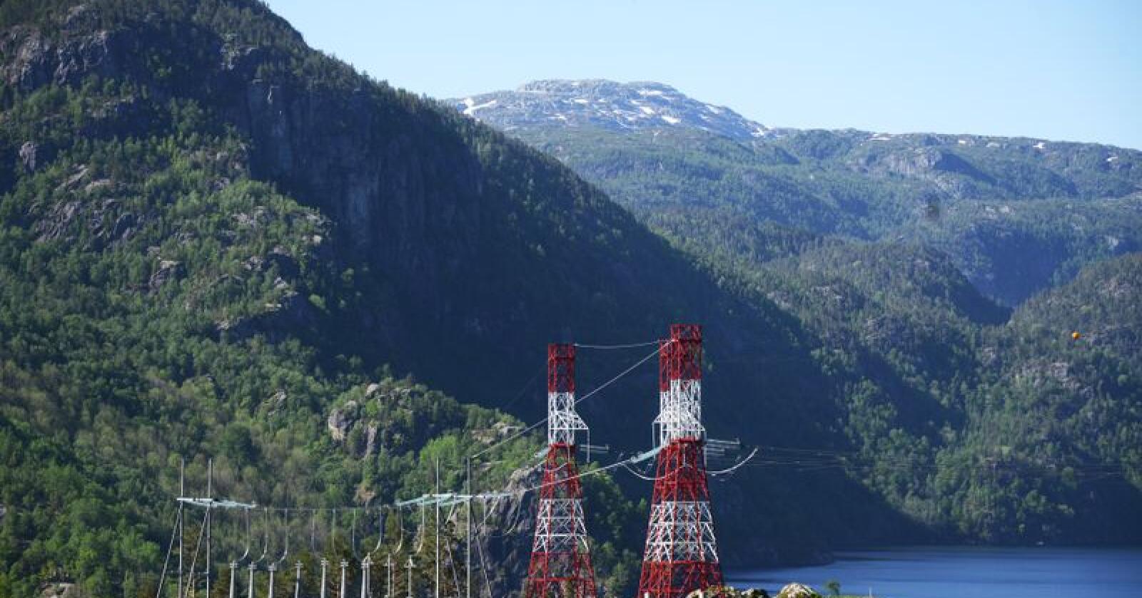 Distrikts-Norge har avgitt arealer til både kraftproduksjon og til kraftlinjer. Nå kan pengene de tjener på kraftproduksjonen bli endret. Foto: Siri Juell Rasmussen