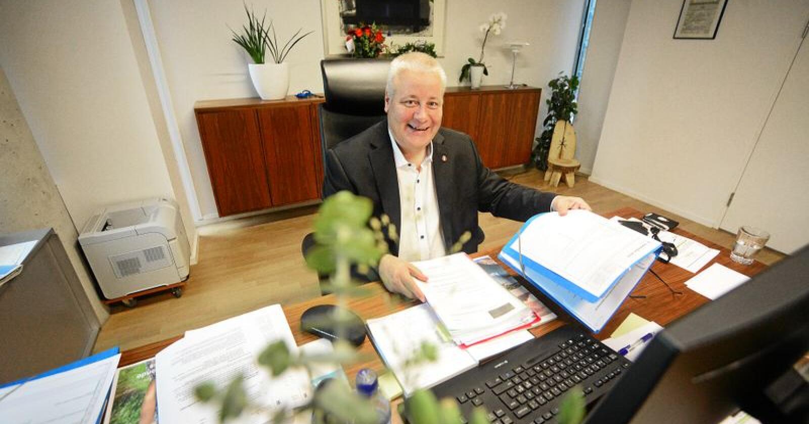Landbruksminister Bård Hoksrud (Frp) innrømmer at han har mye å sette seg inn i. Foto: Siri Juell Rasmussen