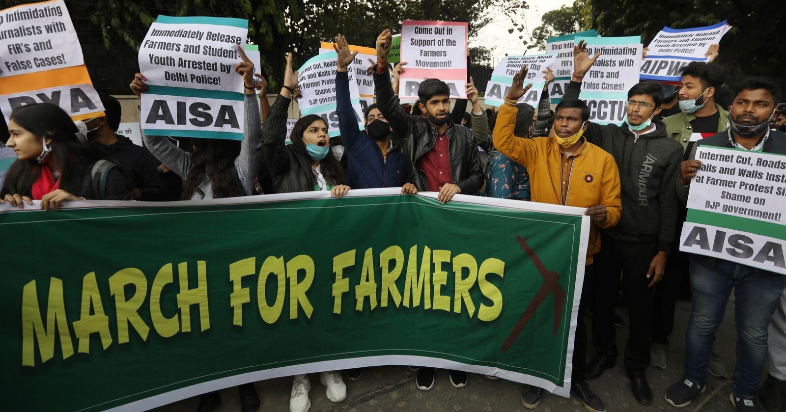 Indere marsjerer til støtte for landets bønder i New Delhi. Foto: Manish Swarup / AP / NTB