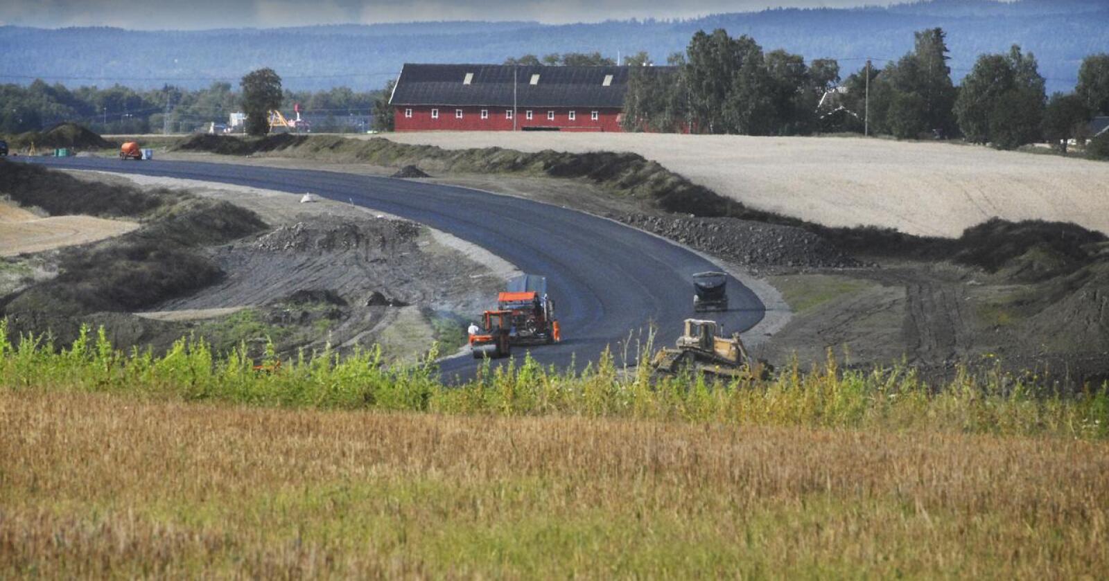 SV vil ha slutt på at dyrka jord blir til store motorveier. Foto: Siri Juell Rasmussen