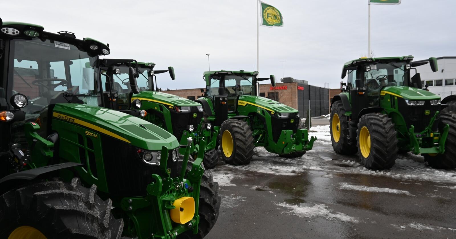 Flest: John Deere leverte flest traktorer i april, med 68 enheter. 