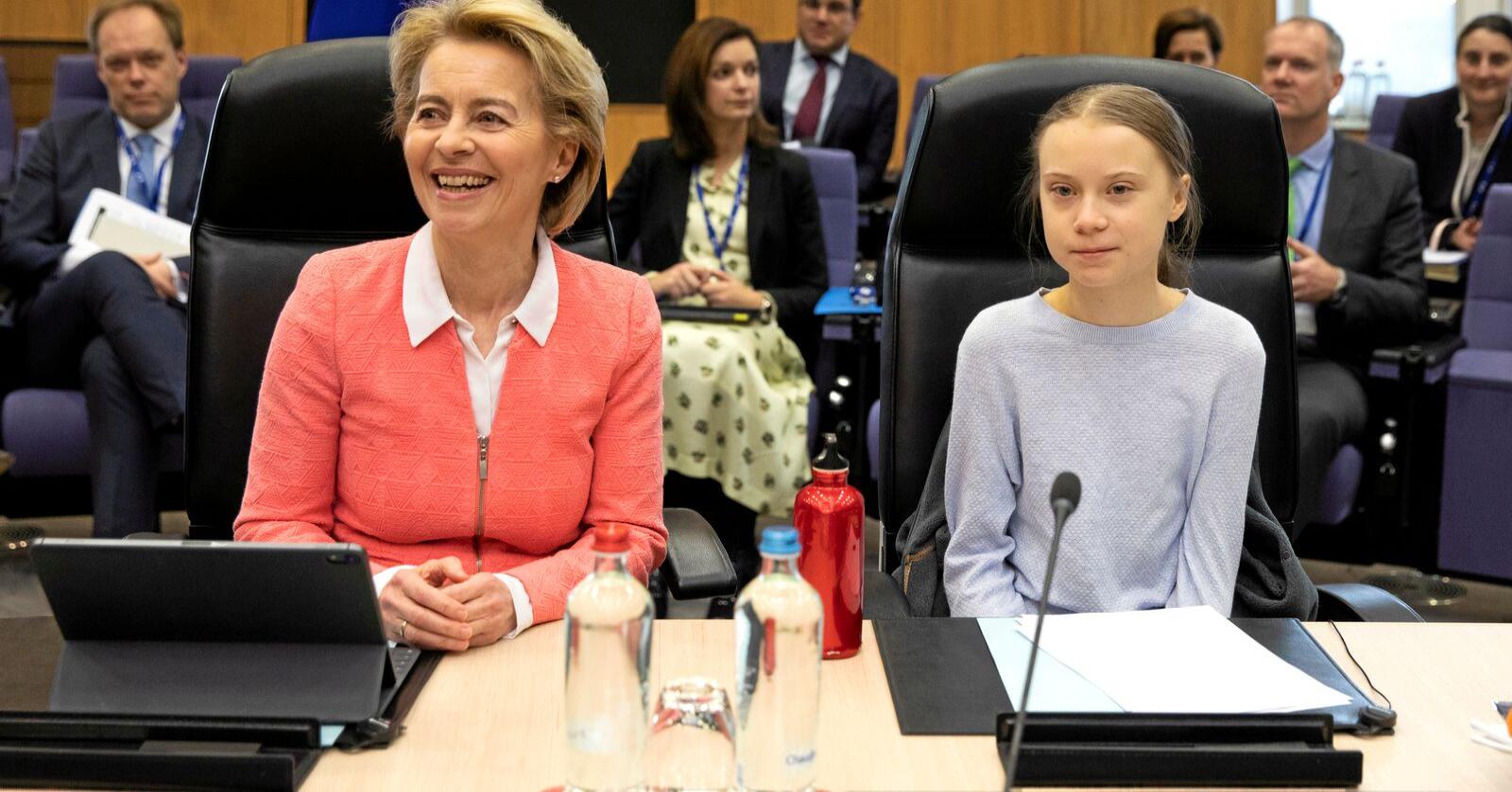 Greta Thunberg fikk plassen ved siden av EU-kommisjonens president Ursula von der Leyen på møtet før forslaget til ny klimalov for EU ble lagt fram onsdag. Foto: Virginia Mayo / AP / NTB scanpix