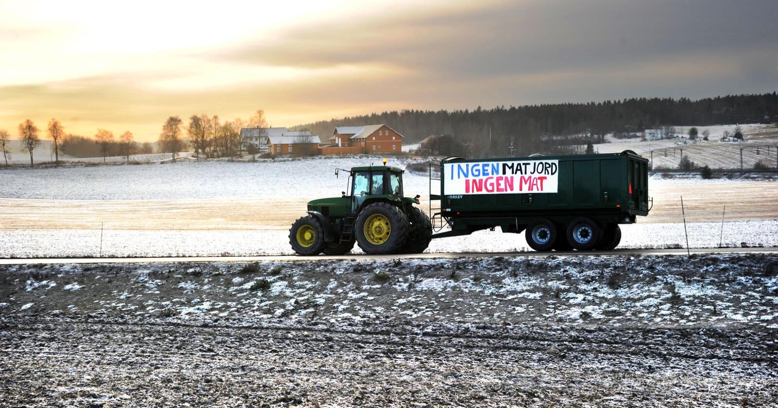 Det har lenge vært strid om jordet i Vestby. Her demonstrerer en bonde i forbindelse med at daværende landbruksminister Sylvi Listhaug i 2013 besøkte jordet som Ikea da planla å bygge varehus på. Foto: Siri Juell Rasmussen