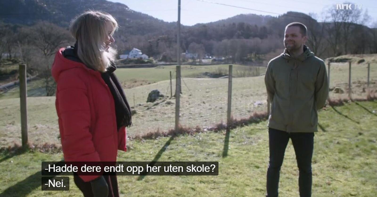 NRK-programleder Hege Moe Eriksen snakker med Håvard Tvedte om skolenedlegging i Sveio. Distriktskommunene risikerer å spare seg til fant når de legger ned lokalskolene. Skjermdump: "Brølet fra bygda", NRK 