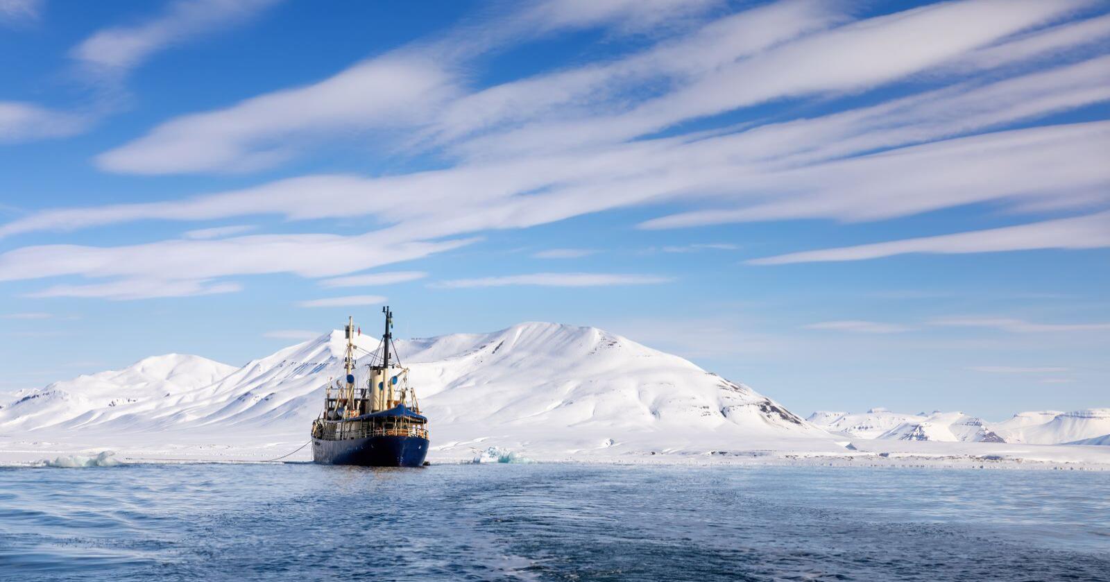 Klimaendringer: Fremfor alt er klimaendringene den mest omfattende trusselen Arktis står overfor, skriver Nicolas de La Grandville. Her en isbryter ved Svalbard. Foto: Mostphotos 