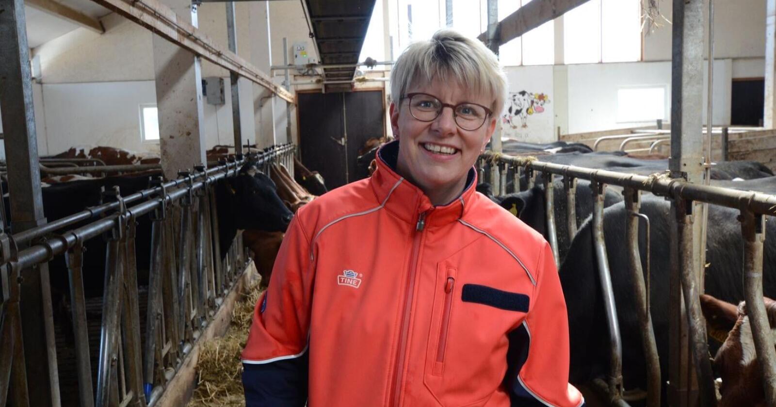 Styreleder i Tine, Marit Haugen, sier at melkeproduksjon er hjørnesteinen i et bærekraftig distriktsjordbruk, og at denne hjørnesteinen nå forvitrer. Foto: Tine