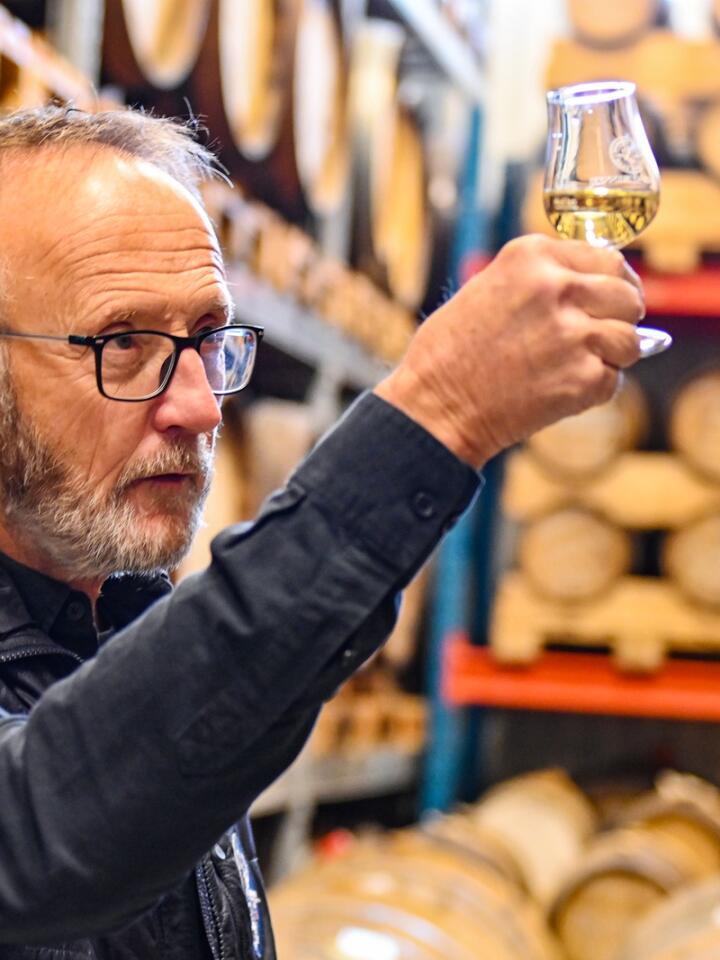 Akevitt: Odd Johan Nelvik er daglig leder og medeier i Det Norske Brenneri i Grimstad. Der produserer de i hovedsak akevitt, både egne merker og på oppdrag for andre.