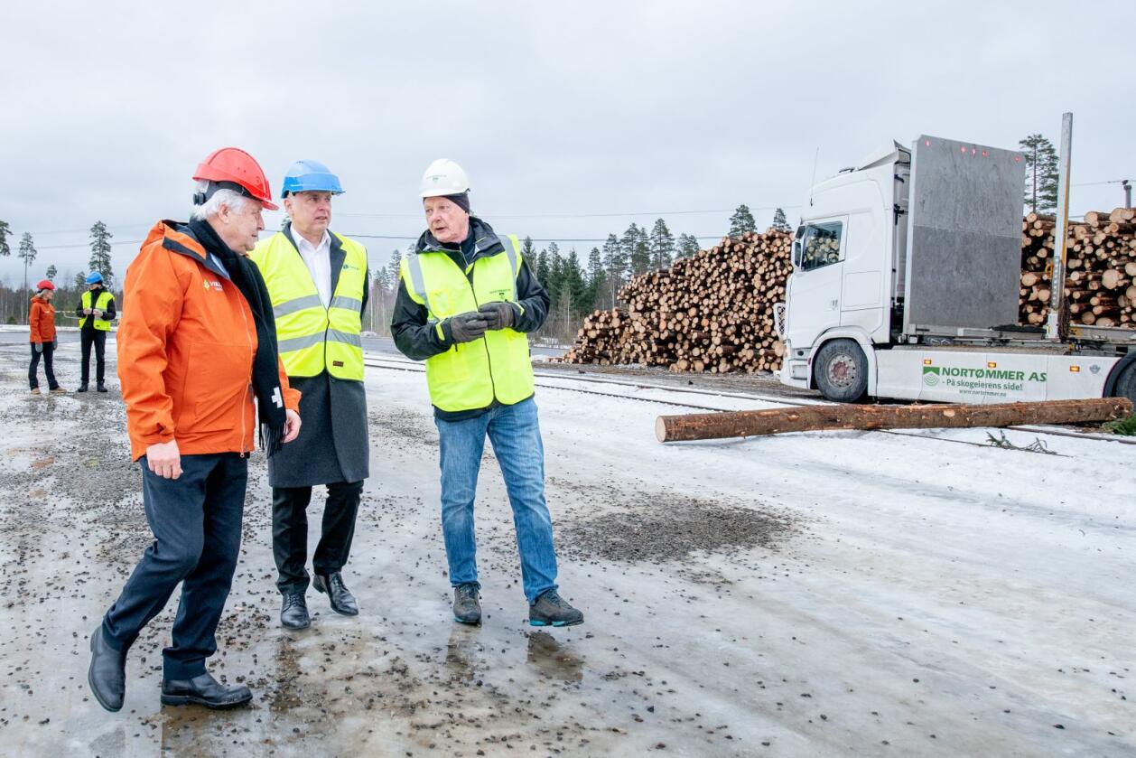 Skognæringa er glade for at ny tømmerterminal er på plass på Hauerseter i Ullensaker. Fra venstre: Olav Breivik (direktør i Viken Skog), Sven Ombudstvedt (konsernsjef, Norske Skog) og Arne Rørå (direktør i Nortømmer). Foto: Vidar Sandnes.