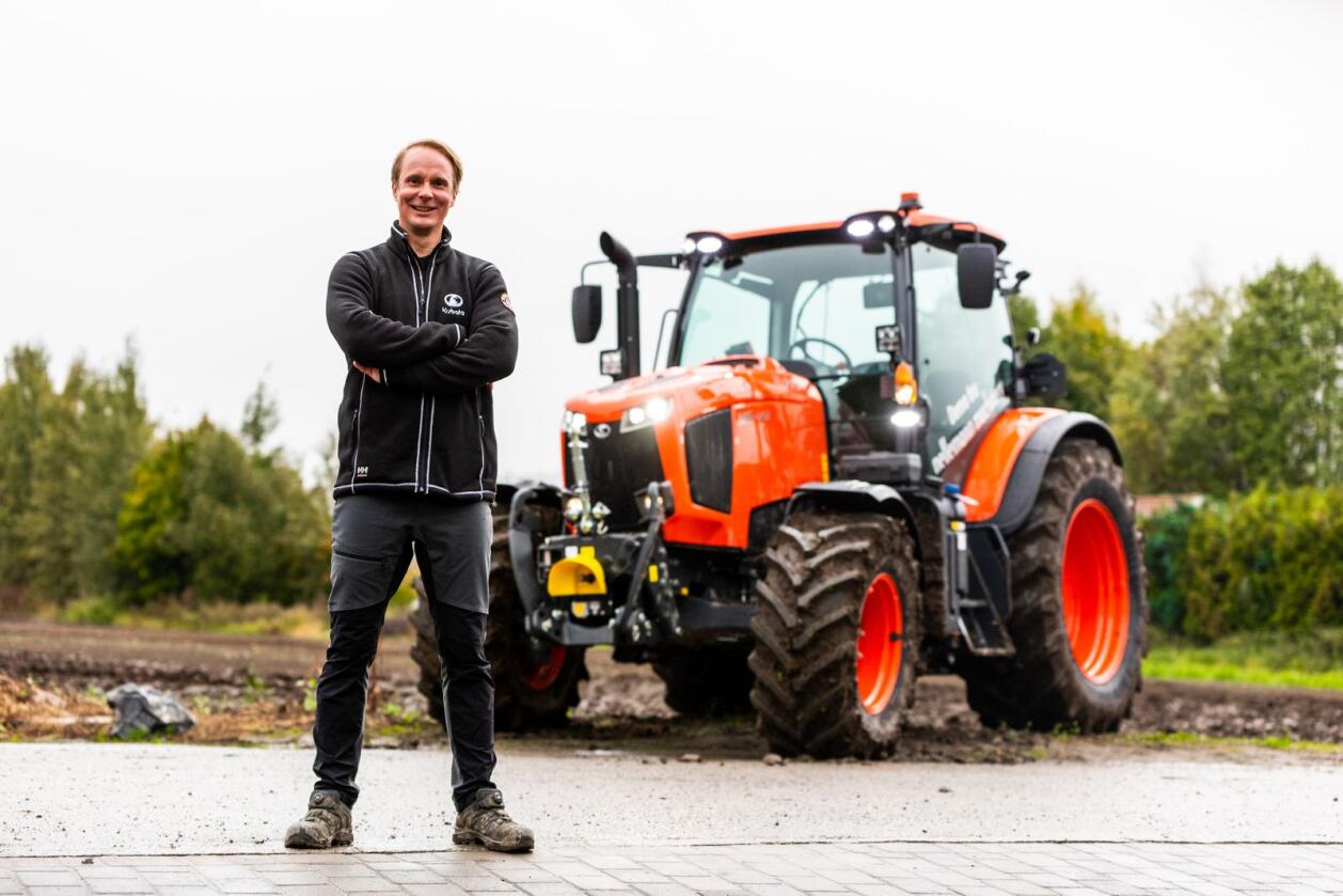 Tidligere i år ble det kjent at TV-kjendis Petter Pilgaard hadde startet opp sitt eget anleggsfirma. Nå har han skaffet seg den japanske traktoren Kubota M6. Foto: Nellemann Machinery