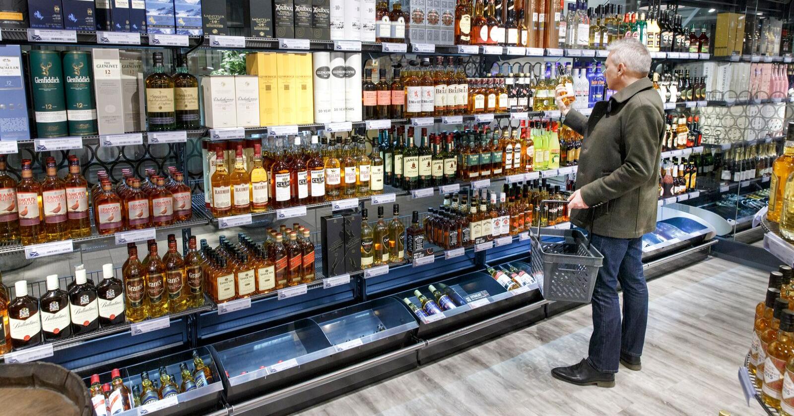Minstepris på alkoholenheter vil særlig gjøre sterkt alkoholholdig drikke dyrere og være et viktig bidrag til å fremme folkehelsa, mener Verdens helseorganisasjon (WHO). Illustrasjonsfoto: Gorm Kallestad/NTB