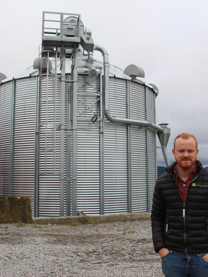 VIL ØKE: Trygve Hammer driver 1 000 dekar korn på Inderøy. I framtida håper han at han vil klare å kunne doble arealet, blant annet for å spre maskinkostnadene ut på flere dekar. 