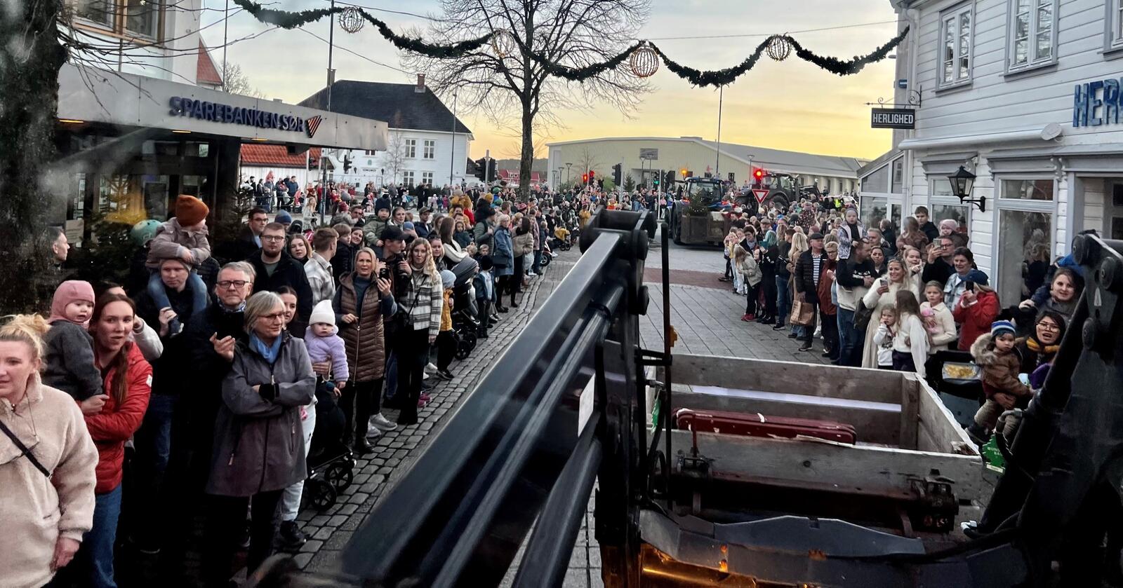 Det var mange som ønsket å se de julepyntede traktorene kjøre gjennom gågata i Grimstad. Foto: Hans Petter Gilje