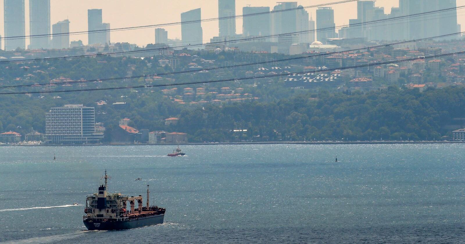 Det ukrainske skipet Razoni, lastet med korn, seilte onsdag videre fra Tyrkia etter å ha blitt inspisert av Russland, Ukraina, Tyrkia og FN. Foto: Emrah Gurel / AP / NTB