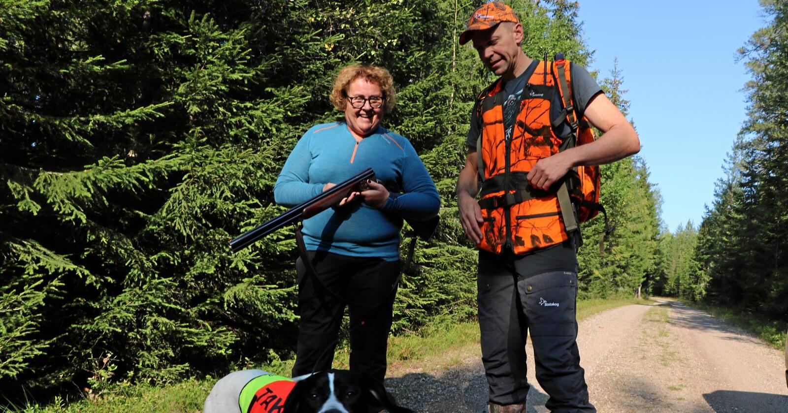 Olaug Bollestad sammen med Jo Inge Breisjøberget, Statskogs fagsjef for jakt og fiske. Foto: Landbruks- og matdepartementet
