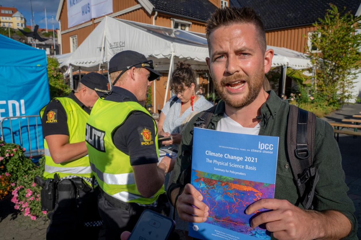 Klimaaktivister ble bortvist fra Pollen i Arendal etter at de aksjonerte på Senterpartiets partitime tirsdag. Aktivistene forsøkte å ta seg frem til partileder Trygve Slagsvold Vedum, men ble stoppet av politiet.Foto: Ole Berg-Rusten / NTB