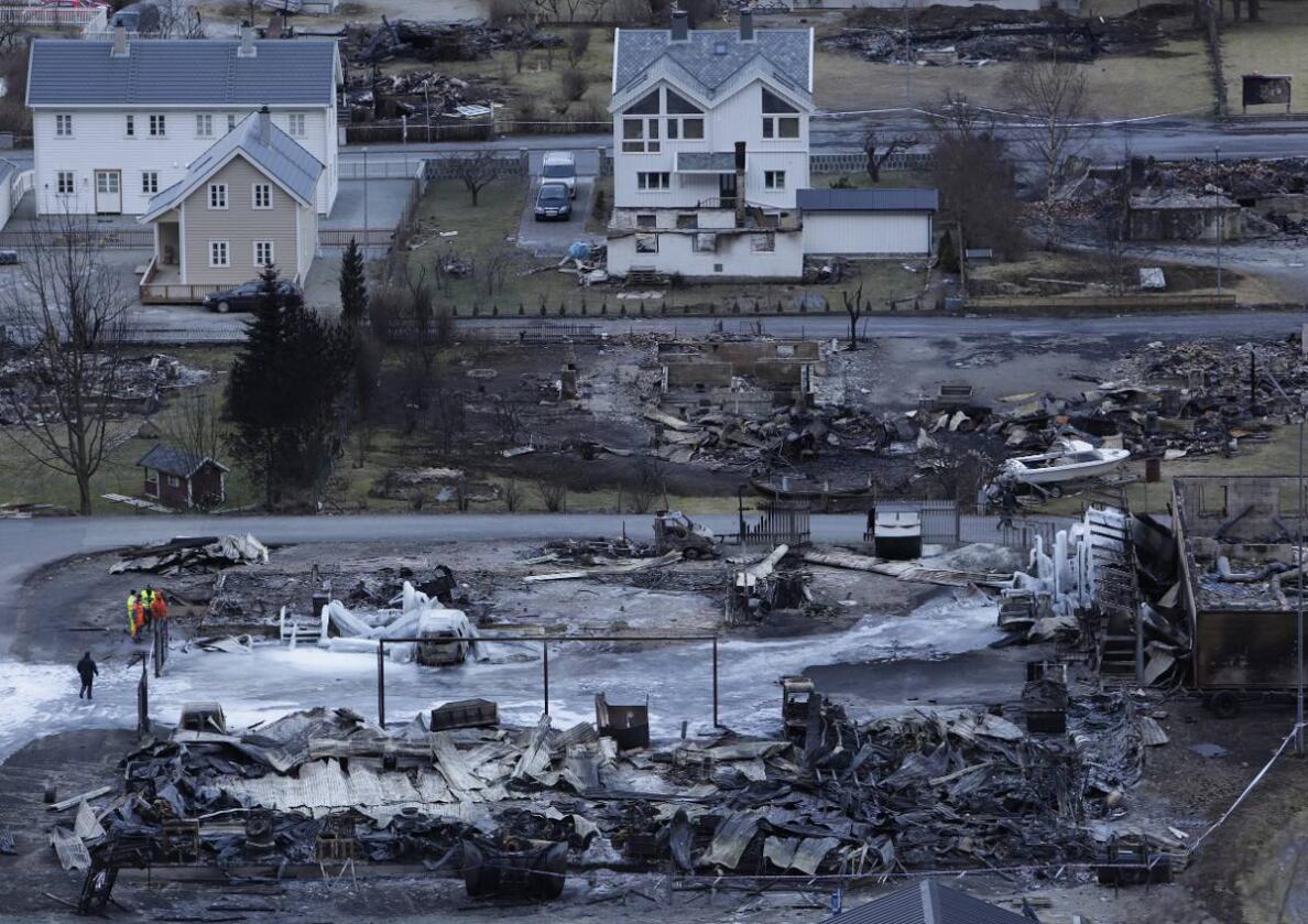 Nesten hele det verneverdige tette trehusmiljøet i Lærdalsøyri ble reddet fra katastrofebrannen forrige helg (bildet). Det finnes rundt 180 slike tette trehusmiljø Norge Rundt. Foto: Ole Berg-Rusten / NTB scanpix