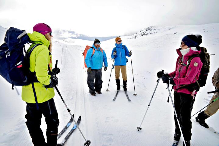 Mountains of Norway og fjellselger Eirik Høyme Rogn(T.H i midten) på fotoopptak på Smuksjøseter. Foto: Mariann Tvete
