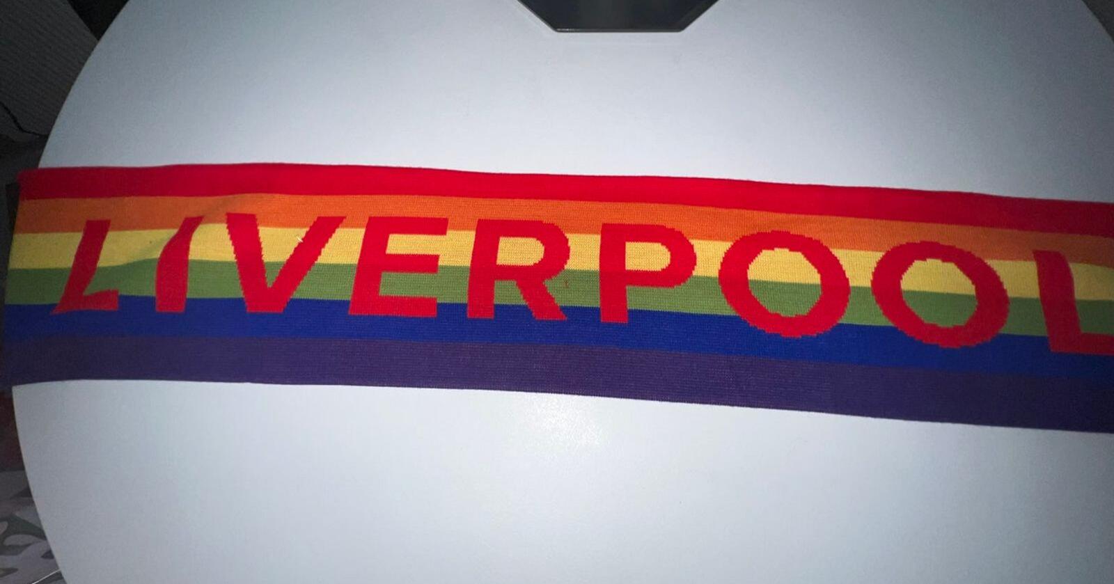 Jeg gleder meg til å bruke mitt Liverpool-skjerf med regnbuefarger under neste års Pride, skriver Lars Bilit Hagen i dette innlegget. Foto: Lars Bilit Hagen