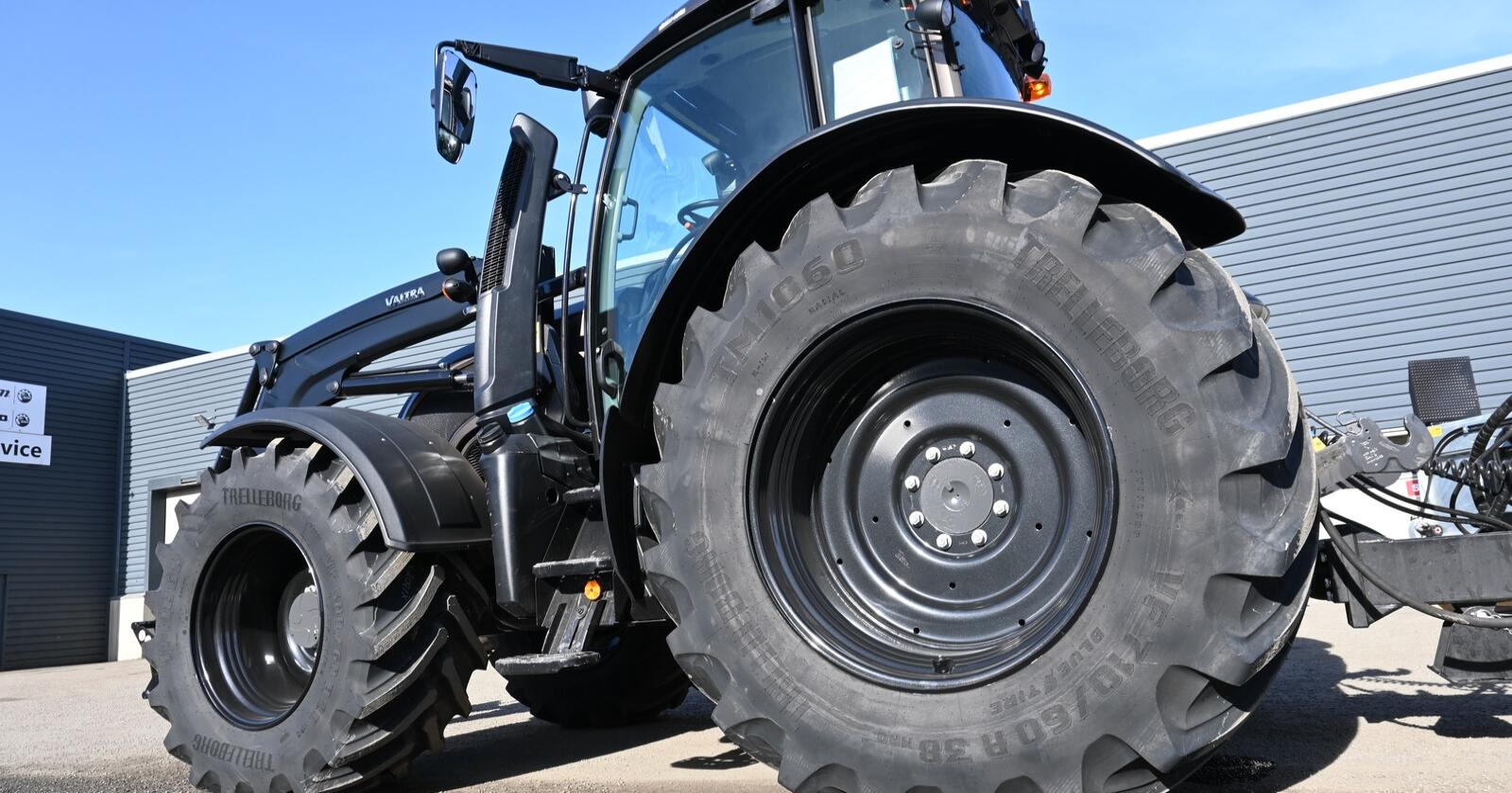 OEM: Mange traktorprodusenter som Valtra leverer dekk fra Trelleborg som standard eller tilvalg. Nå økes prisene med inntil15 prosent.