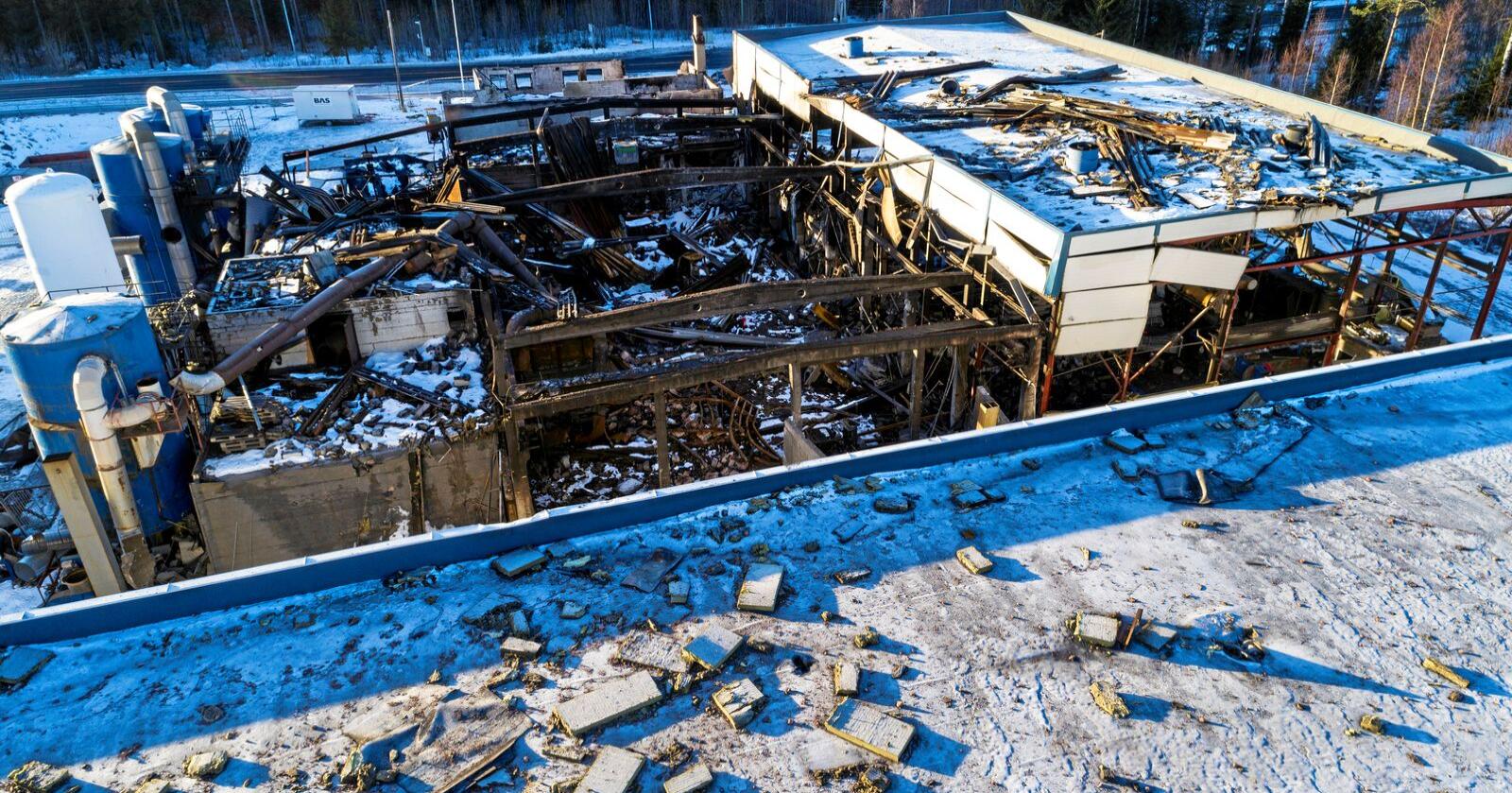 Kun ruiner er igjen av driftsbygningen hos Metallco på Eina. To personer mistet livet da det som trolig var en smeltekjele for metall eksploderte. Den kraftige eksplosjonen kastet metalldeler og betongbiter ut over et stort område.
Foto: Tore Meek / NTB