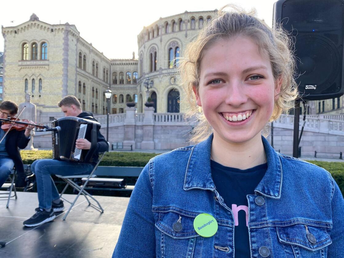 Melkebonde Marte Holte Sirivik (20) holdt appell da Norges Bondelag arrangerte politikerfrokost på Løvebakken. Foto: Camilla Mellemstrand